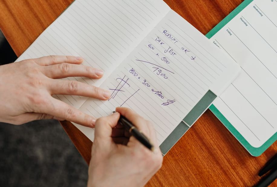 Invoice tracking screen for a freelance copywriter